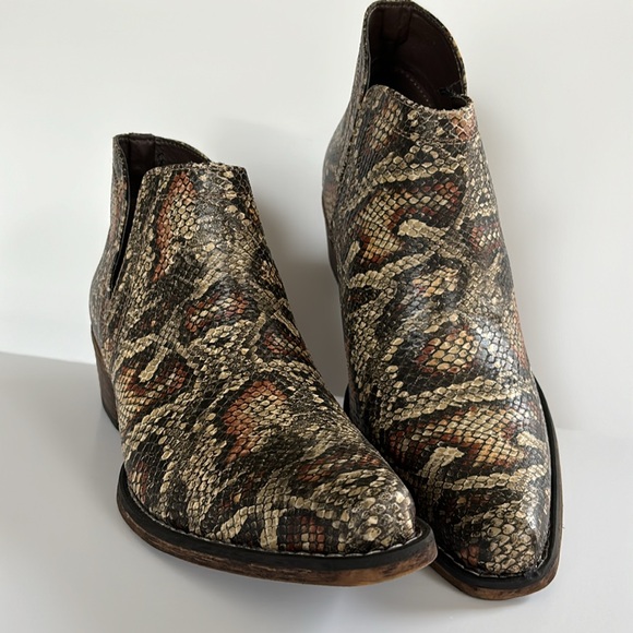 Roper Women’s Ava Faux Snake Snip Toe Ankle Boot - Picture 3 of 16